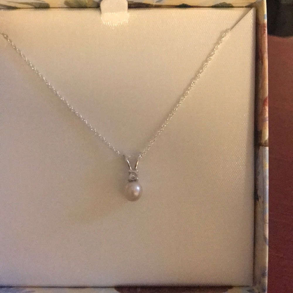Pearl necklace with silver chain